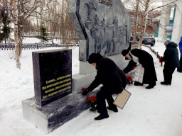 Открытие памятника оленеводам - защитникам Советского Заполярья в с.Ловозеро